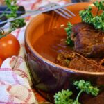 Saltimbocca alla romana: fettine di carne, prosciutto e salvia pronti per la cottura.