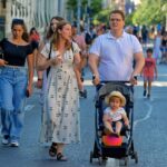 Genitori discutono di prelievi conto figli minorenni, evidenziando nuovi limiti e obblighi.