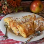Frittelle di mele al forno, dorate e leggere, pronte da gustare senza sensi di colpa.