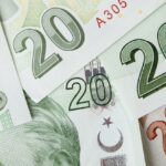 Immagine che illustra il concetto di assegno sociale e residenza, con simboli di migrazione internazionale.